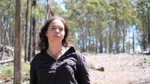 Environmental campaigner Amy Calton says it's devastating seeing the impact of salvage logging in the Wombat State Forest.(ABC Ballarat- Rochelle Kirkham)