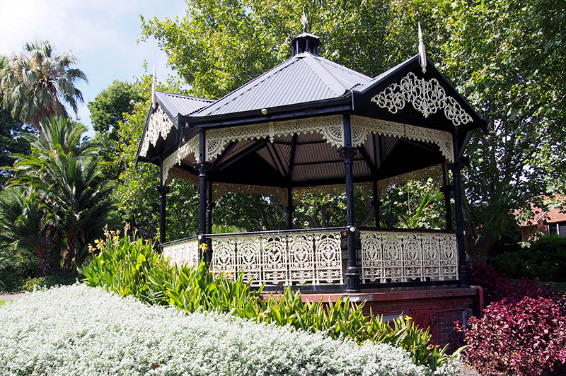 Pergola Alexandra Gardens in Kew
